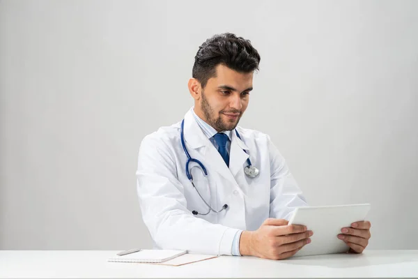 Young arab internist using tablet computer — Stock Photo, Image