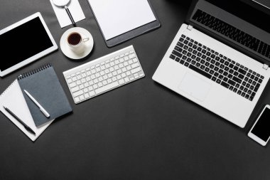 Dijital aygıtlarla işyerinin üst görünümü