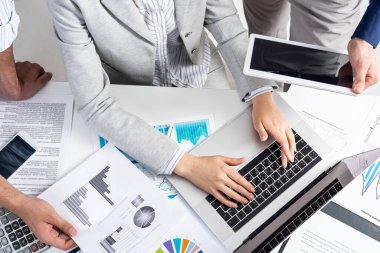 Belgelerle çalışan iş ekibi