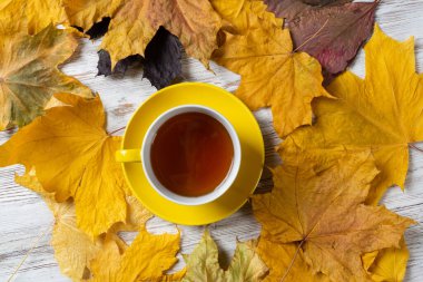 Düz sonbahar kompozisyonu ve bir fincan siyah çay.