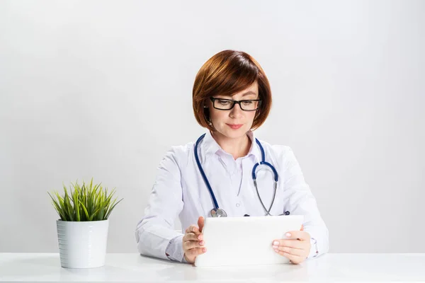 Rotschopf Arzt mit Tablet-Computer im Büro — Stockfoto