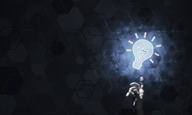 Parlayan ampul simgesiyle teknoloji fikri. Parmağına dokunmak.