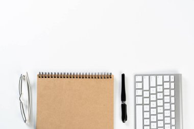 Malzemelerle dolu ofis çalışma alanı