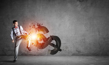 Boş beton odada azimli bir bankacı dolar bozuyor.
