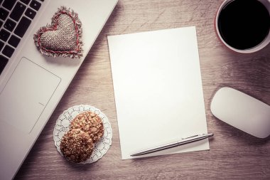 Tahta masadaki boş not defteri