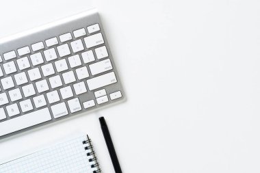 Modern teknoloji çalışma yerinin en üst görünümü