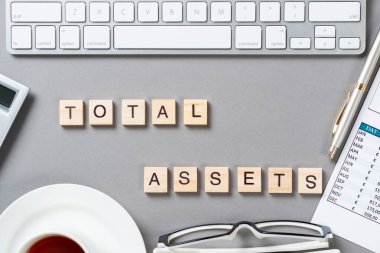 Küpler üzerindeki harflerle toplam varlık kavramı