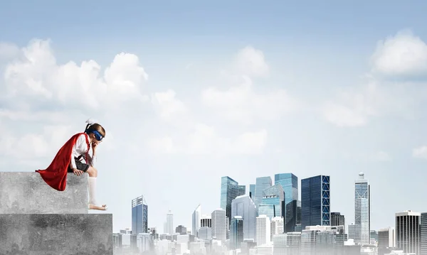 Conceito de poder da menina com bonito garoto guardião contra o fundo cityscape. Meios mistos — Fotografia de Stock