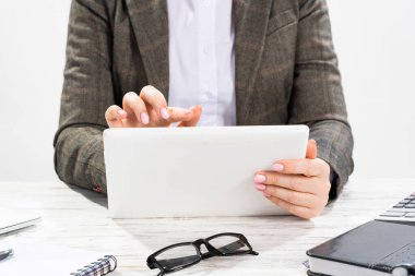 Kadın eli tablet bilgisayarını kapat