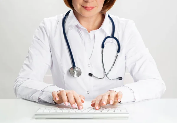 Primer plano médico escribiendo en el teclado de la computadora —  Fotos de Stock