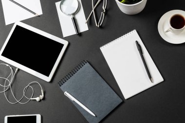 Tablet bilgisayarlı işyerinin üst görünümü