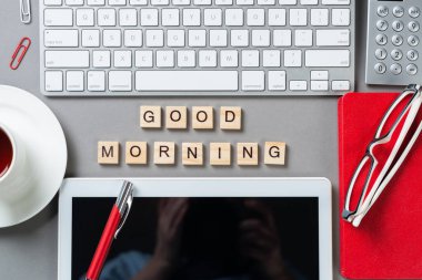 Küplerdeki harflerle günaydın mesajı.