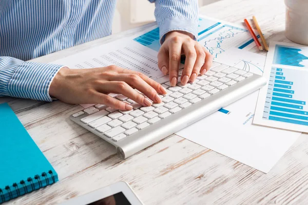 Manager typing on computer keyboard — Stock Photo, Image