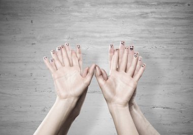 Aşkı ve mutluluğu temsil eden kadın ve erkeğin elleri