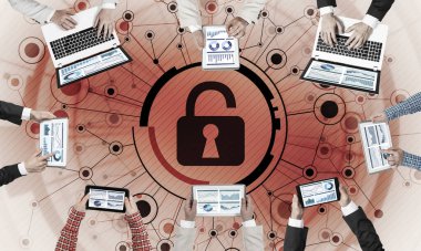 Elinde cihazlar olan bir grup insan birlikte çalışıyor ve net güvenlik ve koruma sembolü