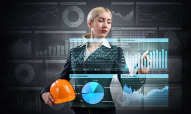 İş kadını 3D mali tablosunu işaret ediyor. Takım elbiseli kadın kaskıyla ayakta duruyor. Dijital teknoloji ve inşaat endüstrisinde yenilik. Ekonomi ve yatırım veri görselleştirmesi.