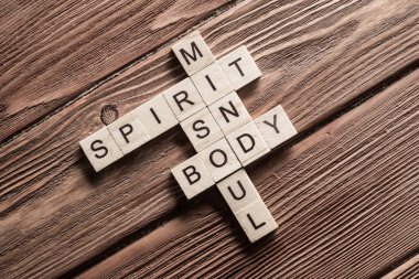 Eğitim bilgisi, akıl ve yaşam dengesi kavramlarını heceleyen tahta küpler.