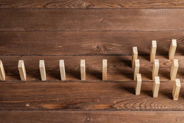 Rangées Dominos Debout Sur Une Table Bois Assistance Aux Entreprises — Photo