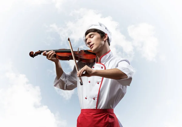 Joven Chef Masculino Tocando Violín Sobre Fondo Azul Del Cielo — Foto de Stock