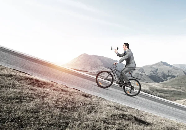 Uomo Affari Con Megafono Mano Bicicletta Nella Giornata Sole Promozione — Foto Stock