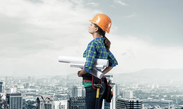 Ingeniera Hardhat Pie Con Planos Técnicos Vista Lateral Mujer Arquitecta — Foto de Stock