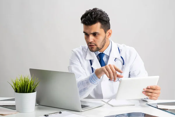 Young Arab Internist Working Tablet Computer Physician White Medical Gown — Stock Photo, Image