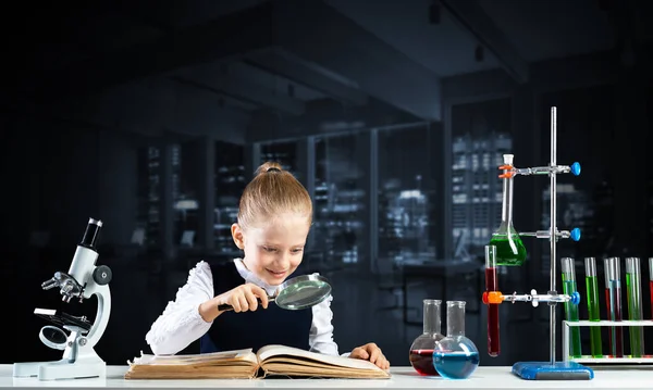 Klein Meisje Aan Het Bureau Met Vergrootglas Open Boek Onderzoek — Stockfoto