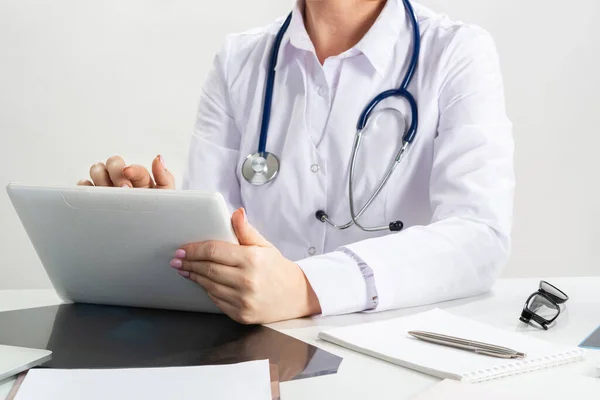 Sluit Vrouwelijke Doktershanden Met Behulp Van Een Tablet Computer Huisarts — Stockfoto