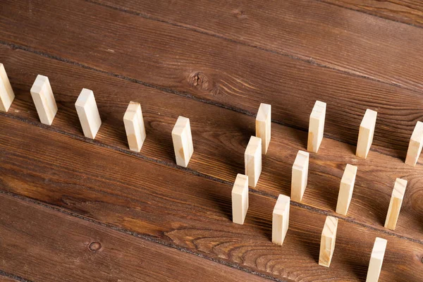 Rijen Domino Staan Houten Tafel Business Bijstand Management Concept Met — Stockfoto