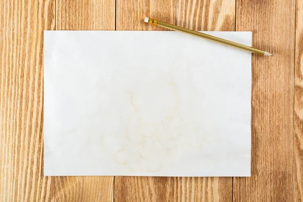 Boş Kağıtlı Asgari Ahşap Masa Işyeri Beyaz Formatlı Kalem Kağıdı — Stok fotoğraf