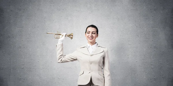 Krásná Žena Drží Trumpetu Ucha Poslouchá Mladé Obchodnice Bílém Obleku — Stock fotografie