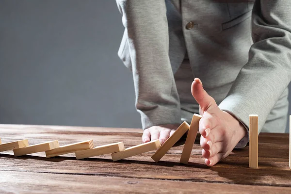 Donna Affari Mano Effetto Domino Arresto Soluzione Operativa Strategia Intervento — Foto Stock