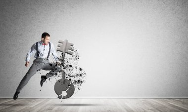 Öfkeli bir adamın odaya girip beton anahtarı kırması.