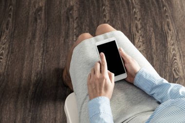 Kucağında cep telefonu olan iş kadını.