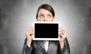 Tablet bilgisayar düzenini elinde tutan iş kadını