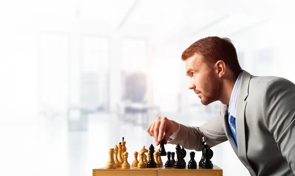 Üzletember mozgó sakkfigura a sakktáblán — Stock Fotó