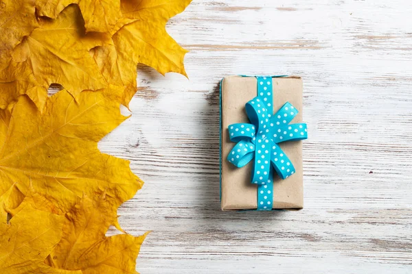Flache Herbstkomposition mit Geschenkkarton — Stockfoto