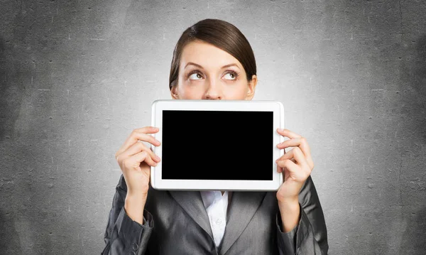 Tablet bilgisayar düzenini elinde tutan iş kadını