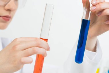 Klinik laboratuvar analizi ve incelemesi.