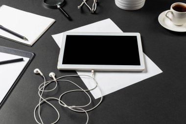 Tablet bilgisayarlı işyerinin üst görünümü