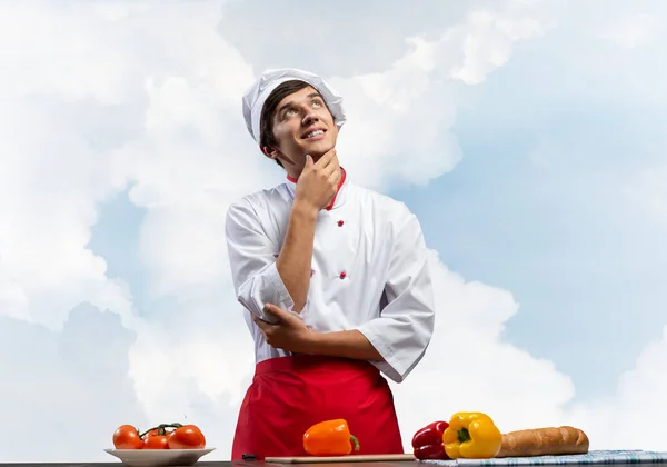 Ung mandlig kok stående med foldede arme - Stock-foto