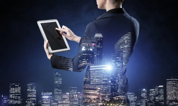 Gece şehri ve kadınla çift pozlama konsepti