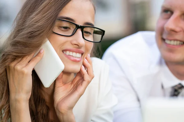 Zakenmensen met een laptop in een park — Stockfoto