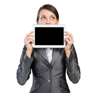 Tablet bilgisayarlı iş kadını yukarı bakıyor. Yüzünün yanında tablet tablet gösteren resmi olan çekici bir kadın portresi. Fotokopi alanı olan şirket iş adamı ve dijital teknoloji düzeni