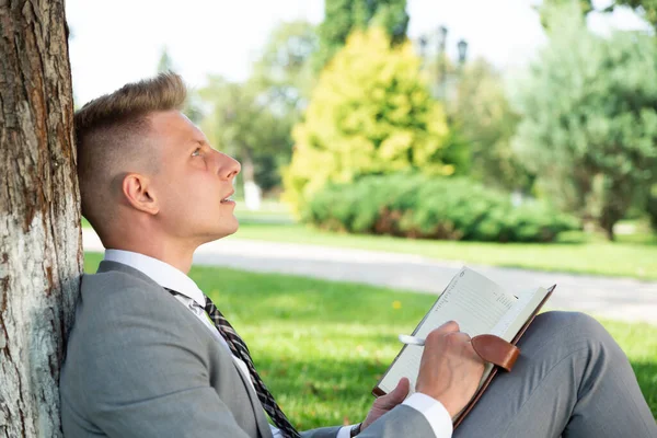 Geschäftsmann Park Macht Sich Notizen Notizbuch Arbeitet Der Natur — Stockfoto