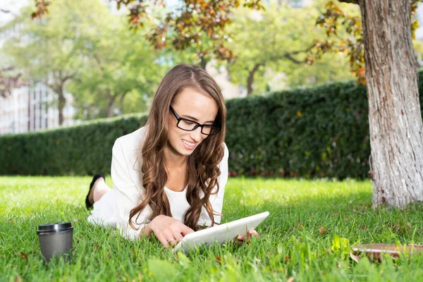Mujer Joven Feliz Con Tableta Digital Que Pone Hierba — Foto de Stock