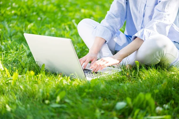 Mujer Usando Computadora Portátil Césped Verde Parque Cierra Las Manos — Foto de Stock