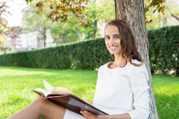 Schöne Junge Frau Studiert Mit Notizblock Park — Stockfoto