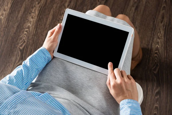 Bir bilgisayar tabletiyle kadın ellerine yakın çekim