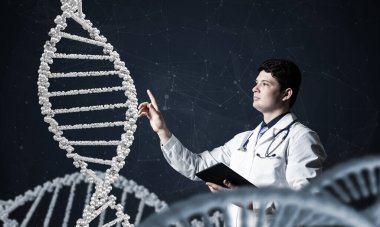 Bilgisayar tabletli bir doktor. Günlük dijital sağlık hizmetlerini kavra